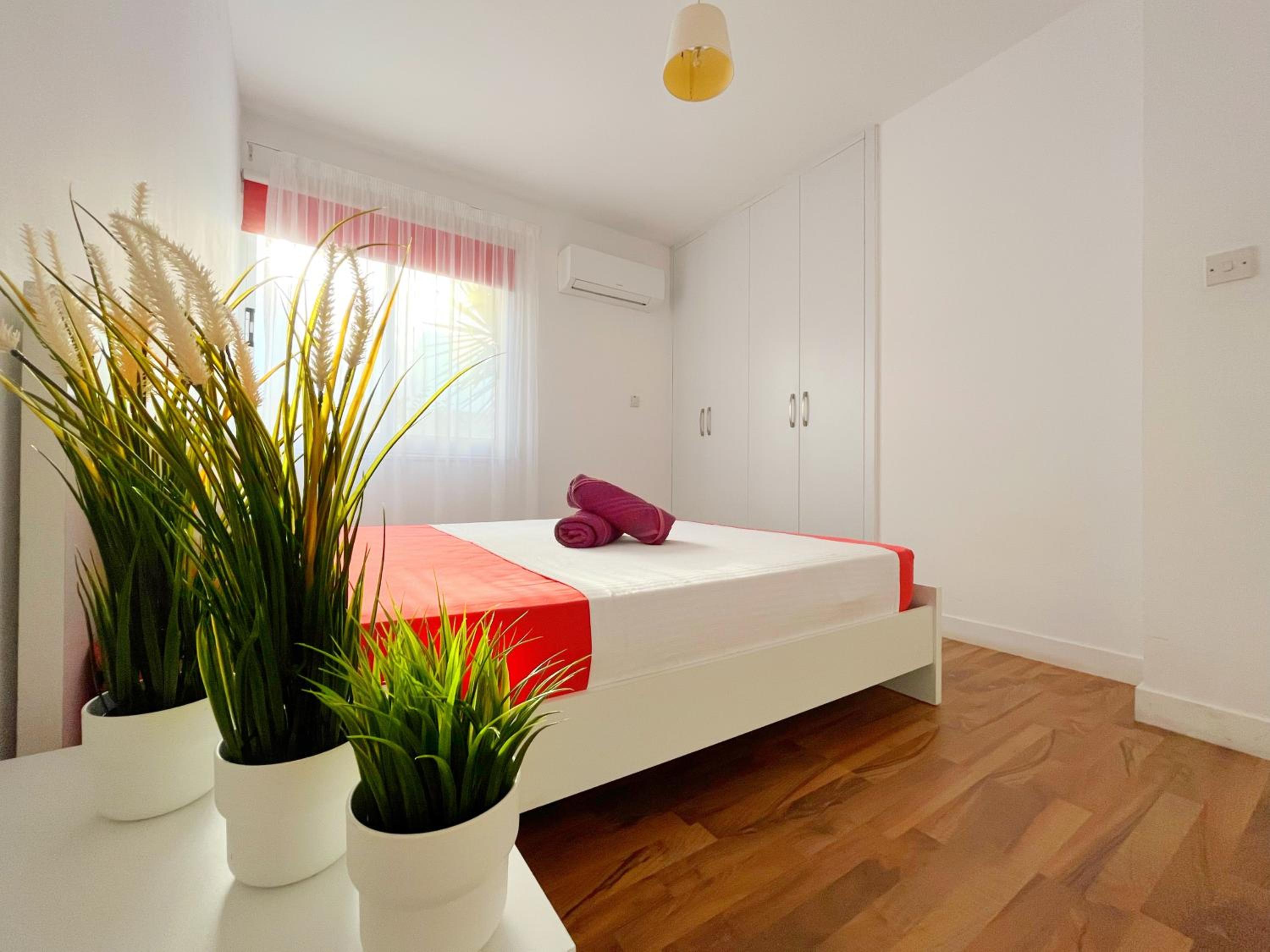 Central 2 Bedroom Apt Terrace and Pool view 5