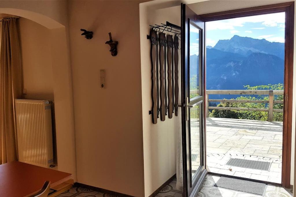 2 Bergpanorama mit Blick ins Tal für absolute Nichtraucher