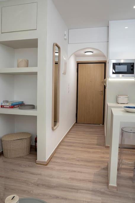 Romantic apartment with hot tub next to Acropolis