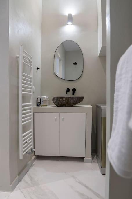 Romantic apartment with hot tub next to Acropolis