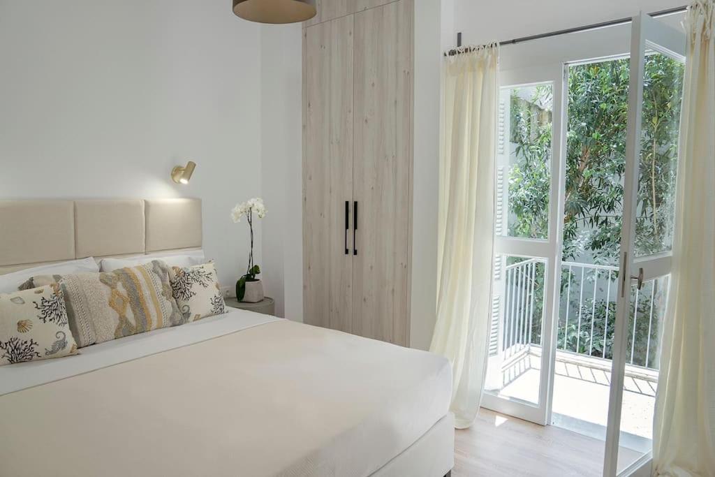Romantic apartment with hot tub next to Acropolis
