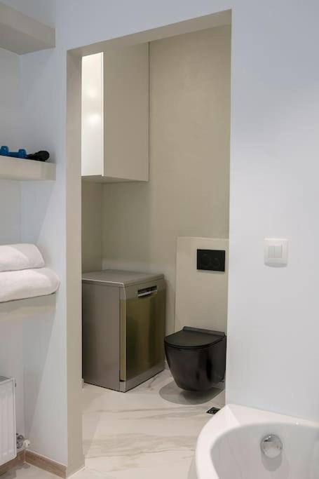 Romantic apartment with hot tub next to Acropolis