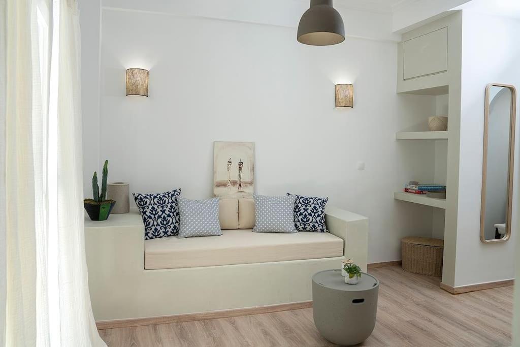 Romantic apartment with hot tub next to Acropolis