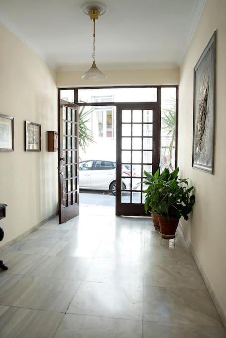 Romantic apartment with hot tub next to Acropolis