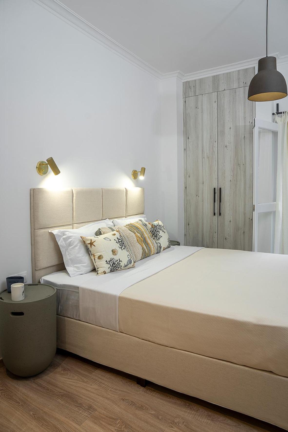 Romantic apartment with hot tub next to Acropolis