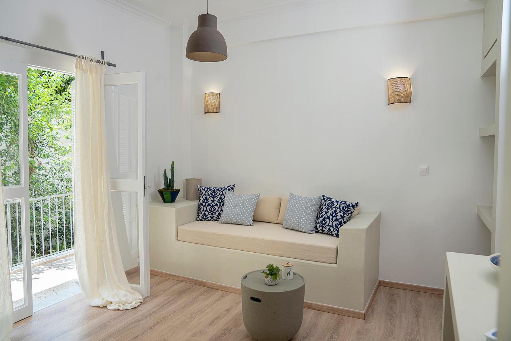Romantic apartment with hot tub next to Acropolis