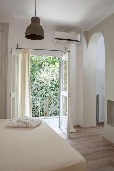 Romantic apartment with hot tub next to Acropolis