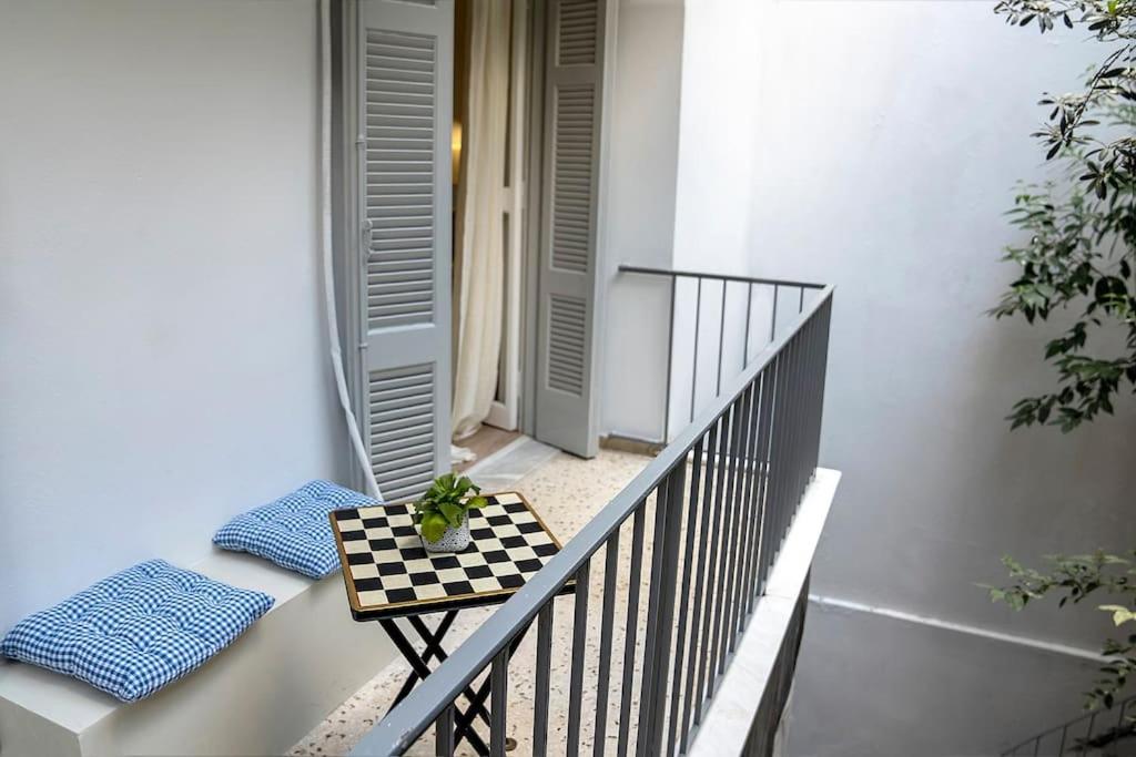 Romantic apartment with hot tub next to Acropolis