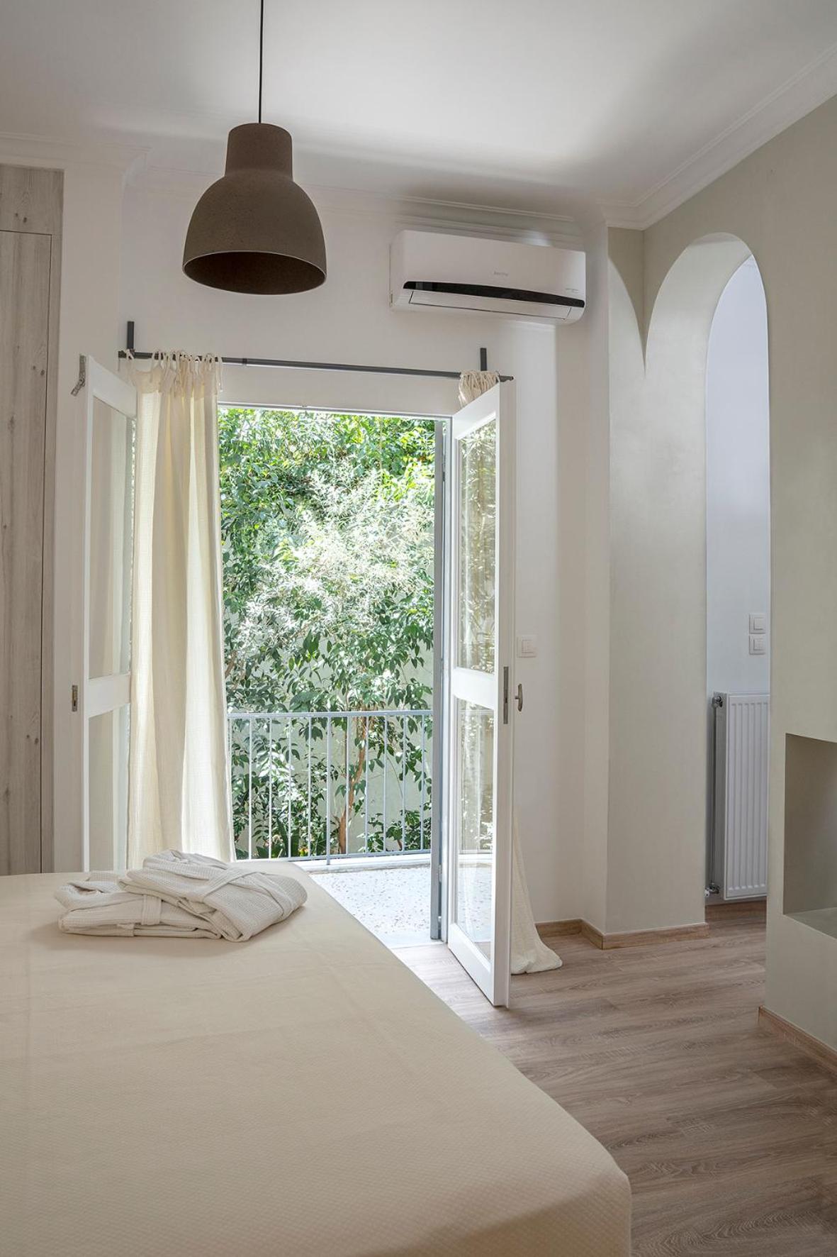 Romantic apartment with hot tub next to Acropolis