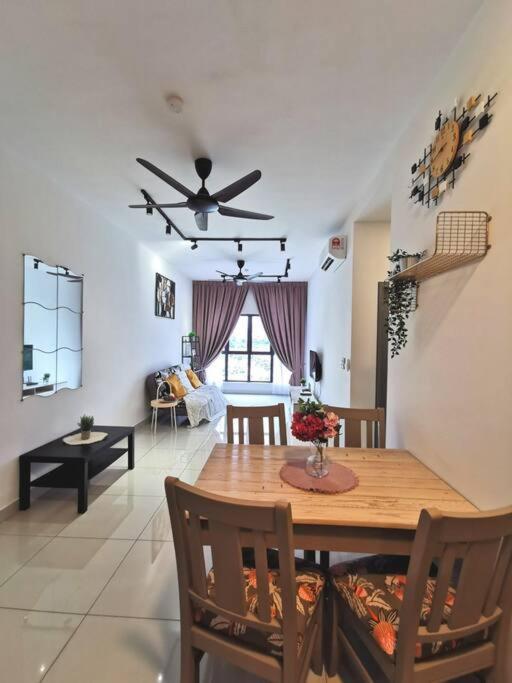 8 Traders Garden 1BR Pool View Internet Netflix view 3