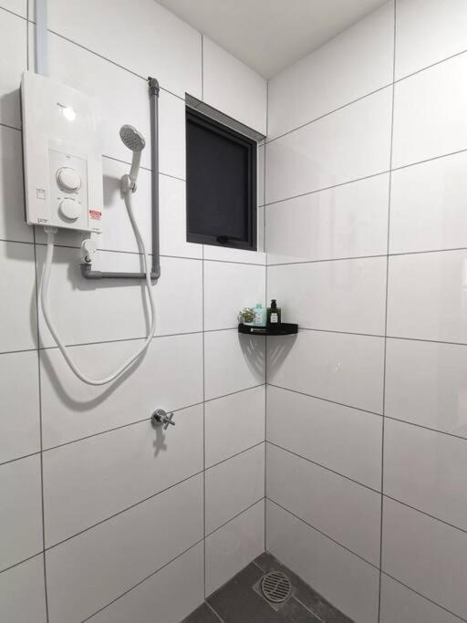 8 Traders Garden 1BR Pool View Internet Netflix view 5