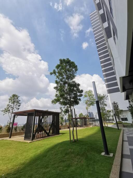 8 Traders Garden 1BR Pool View Internet Netflix photo 2