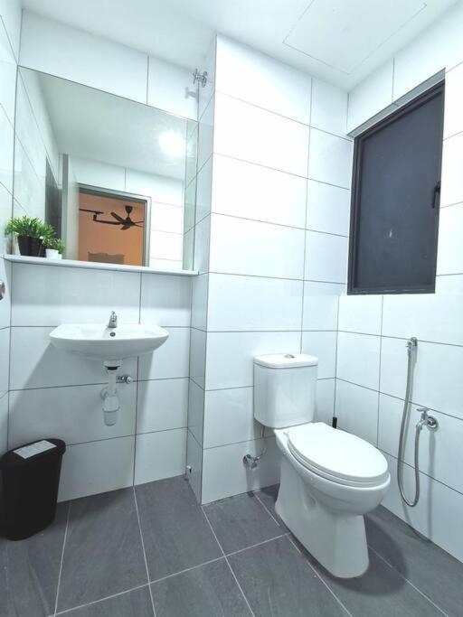 8 Traders Garden 1BR Pool View Internet Netflix photo 3
