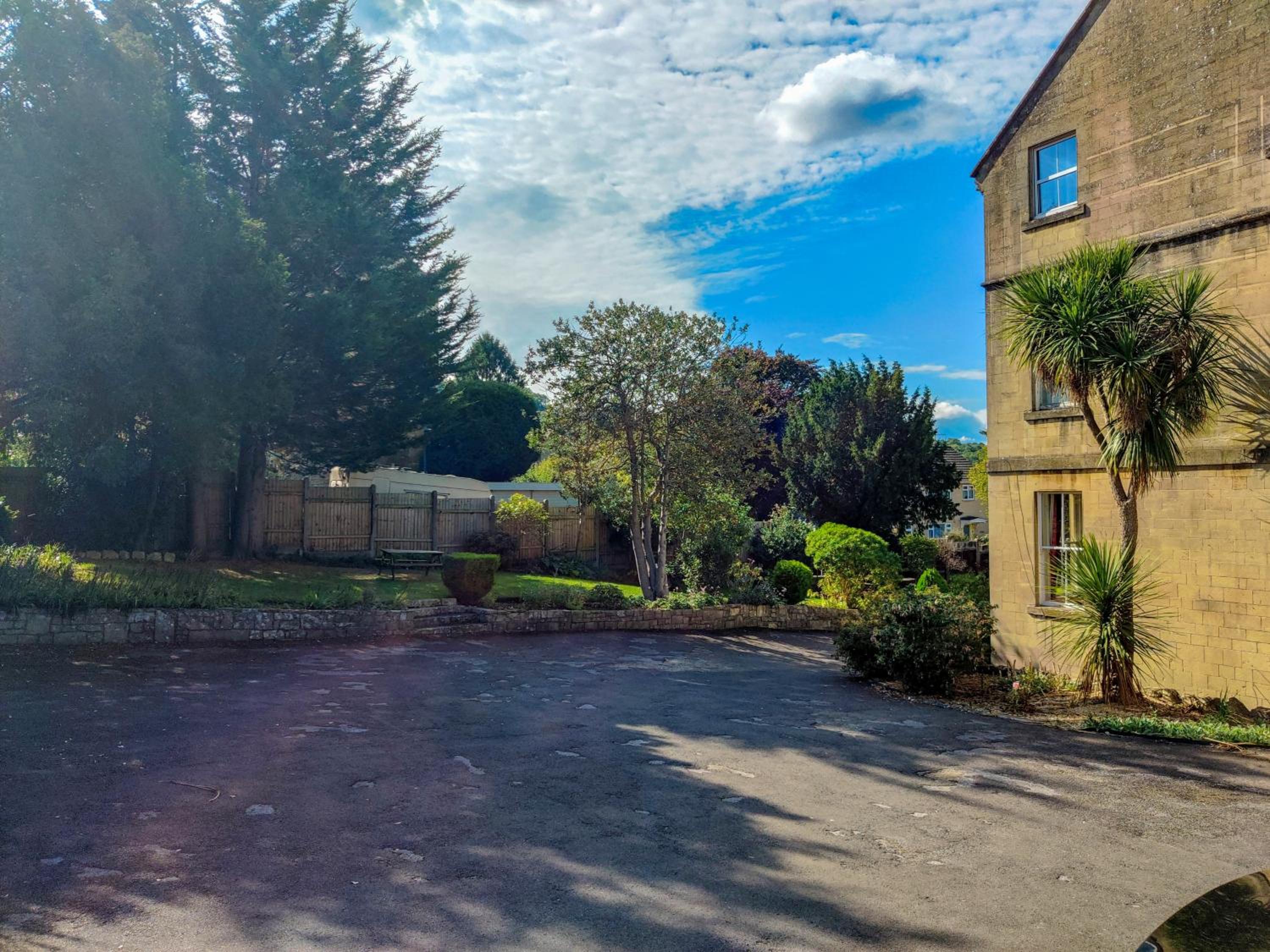 Wentworth House - Free Parking