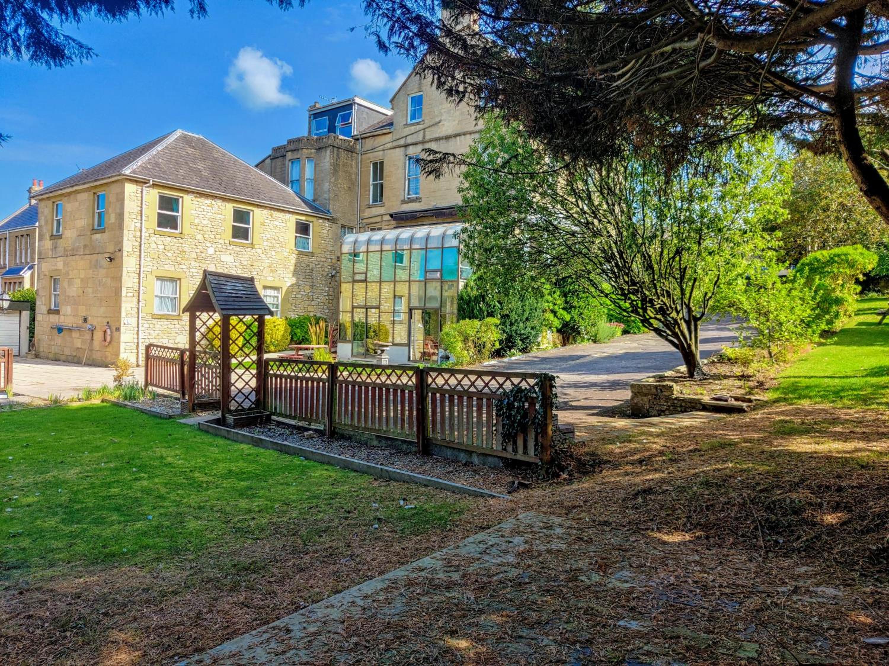 Wentworth House - Free Parking