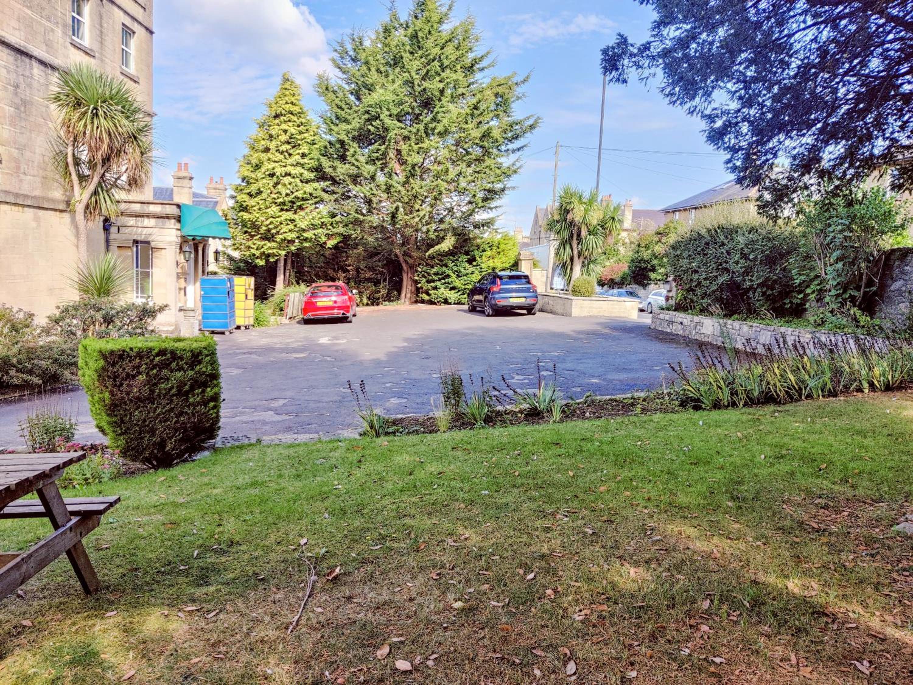 Wentworth House - Free Parking