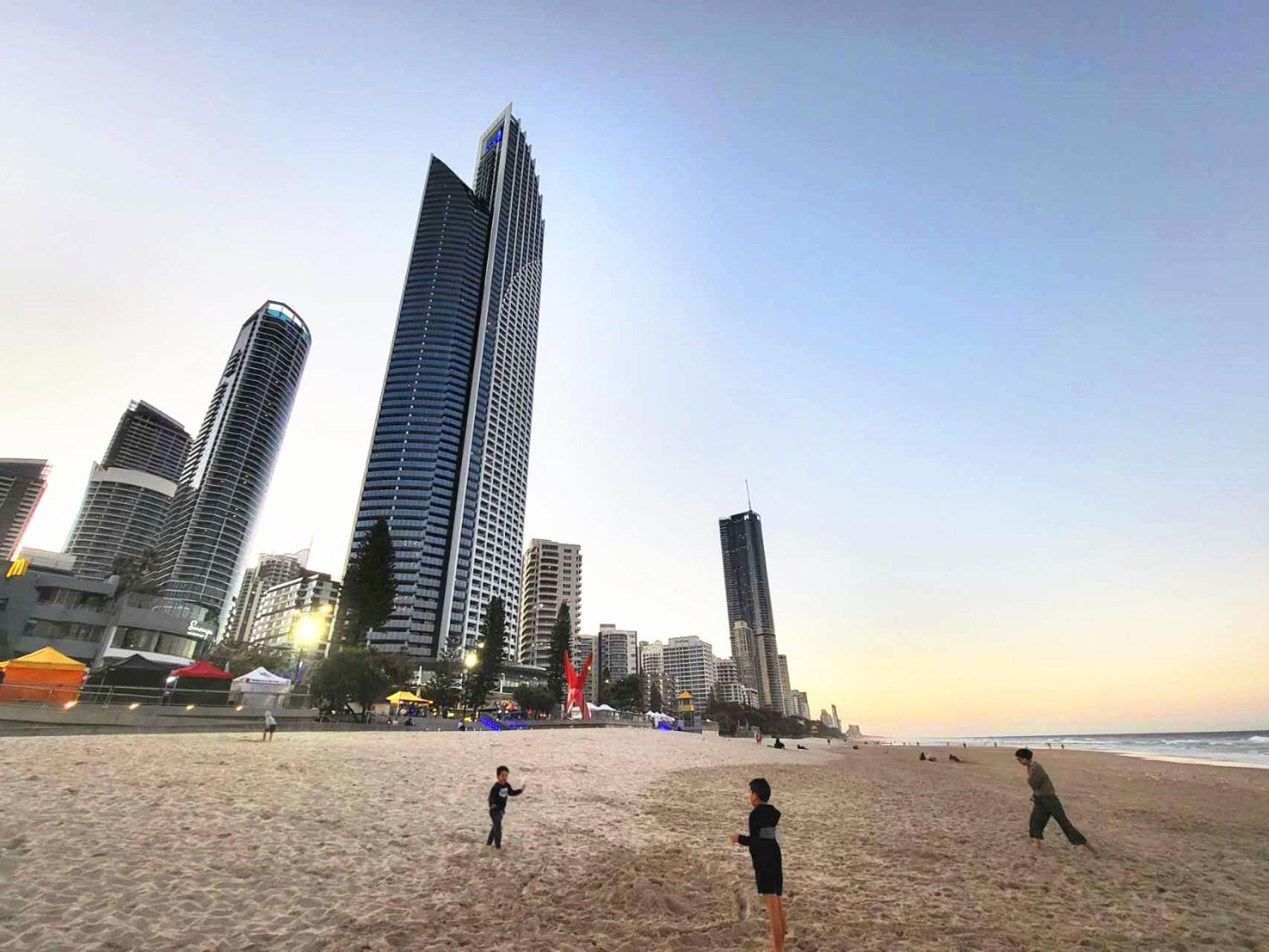 Beachside 2 BR Apt in the Heart of Surfers Paradise - Chevron Renaissance - free parking