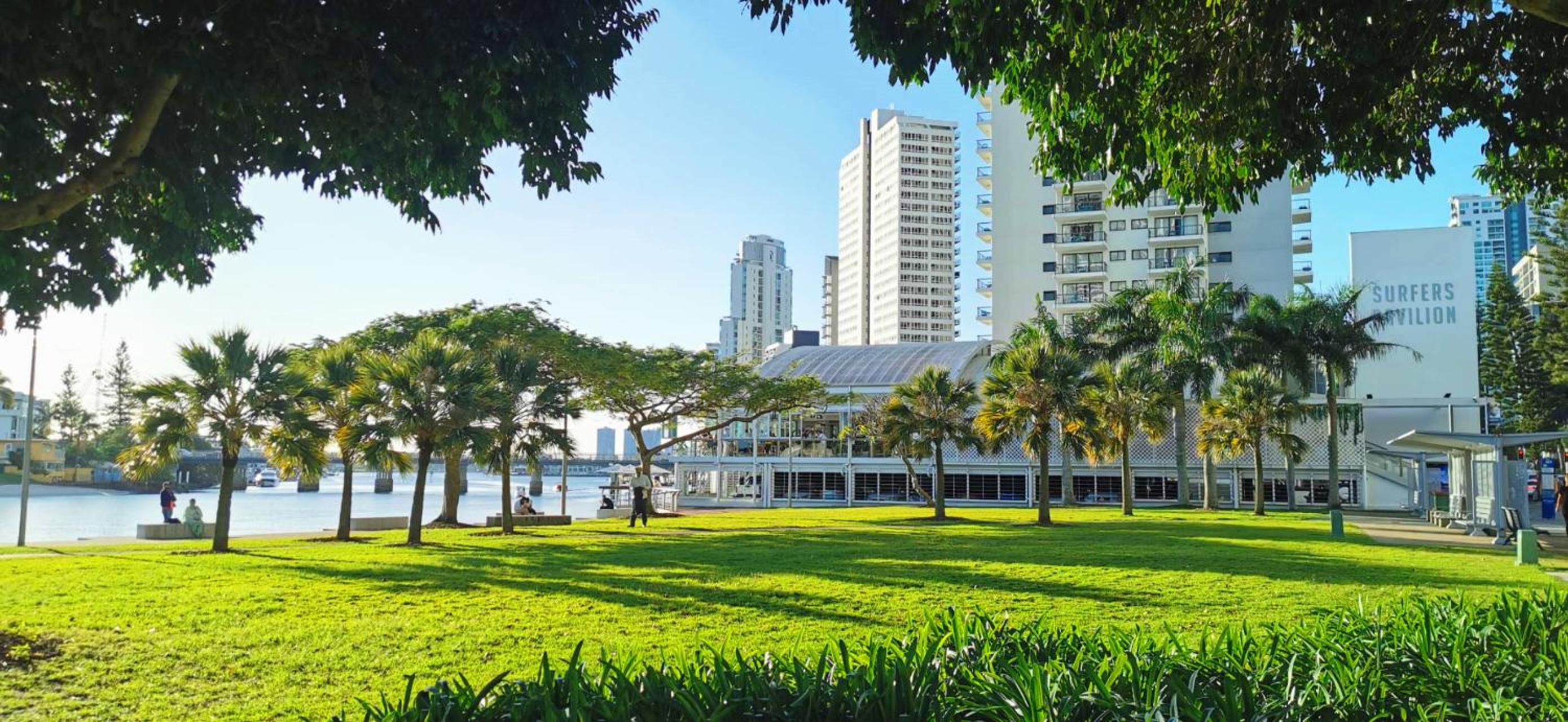 Beachside 2 BR Apt in the Heart of Surfers Paradise - Chevron Renaissance - free parking