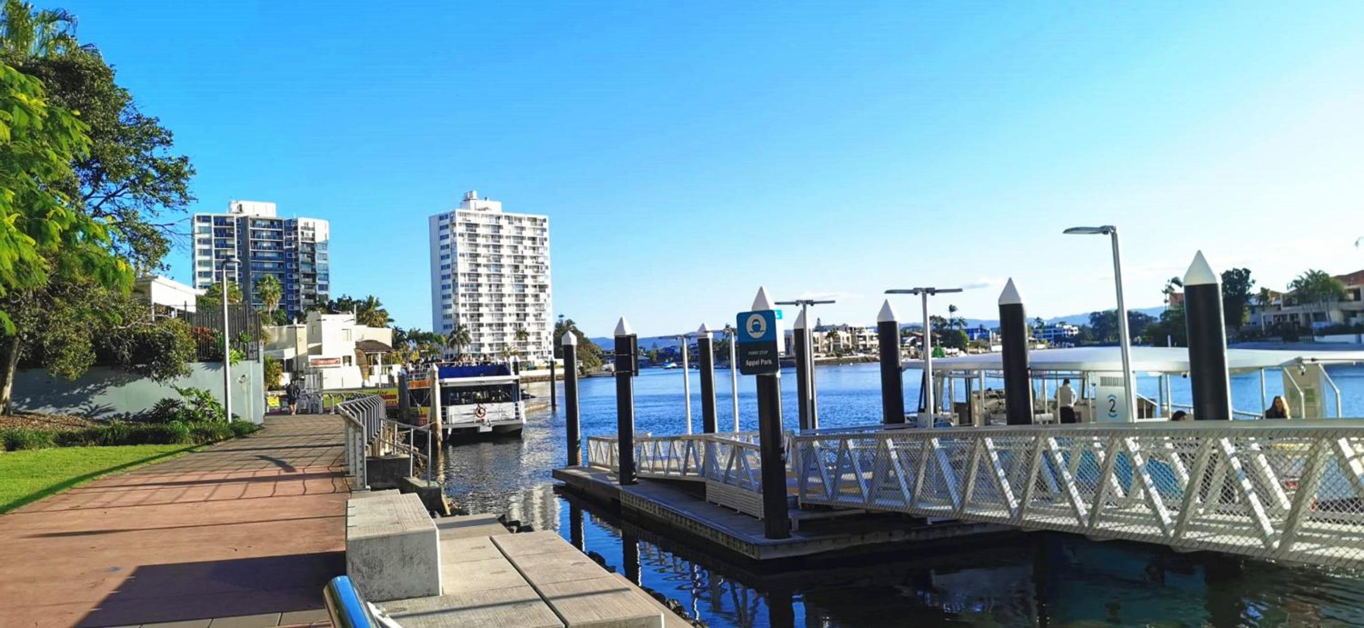 Beachside 2 BR Apt in the Heart of Surfers Paradise - Chevron Renaissance - free parking
