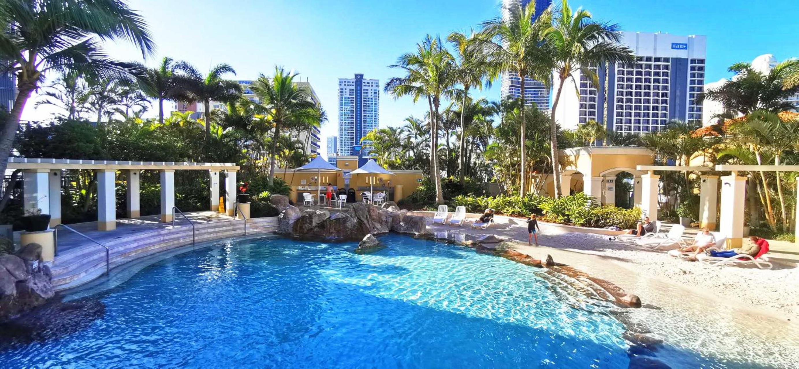 Beachside 2 BR Apt in the Heart of Surfers Paradise - Chevron Renaissance - free parking