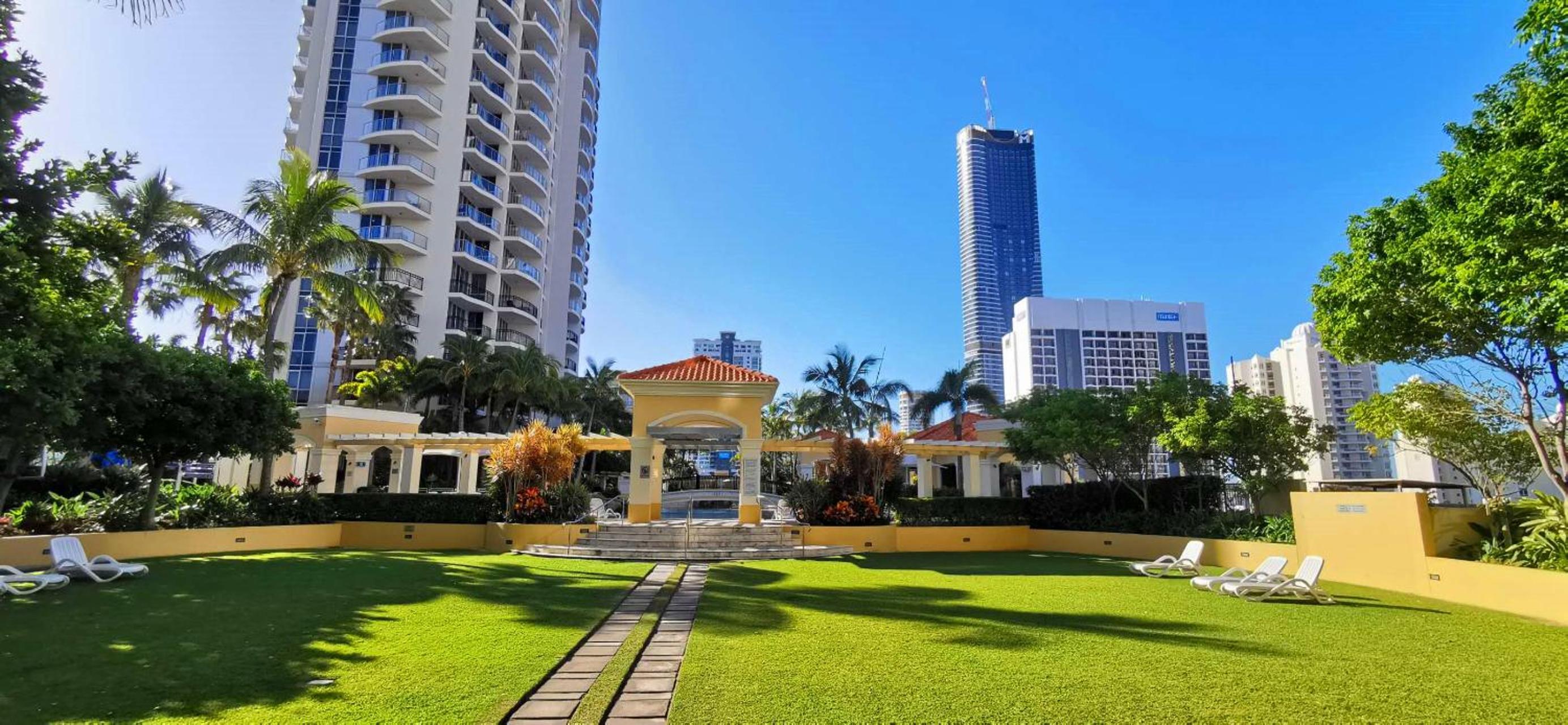 Beachside 2 BR Apt in the Heart of Surfers Paradise - Chevron Renaissance - free parking