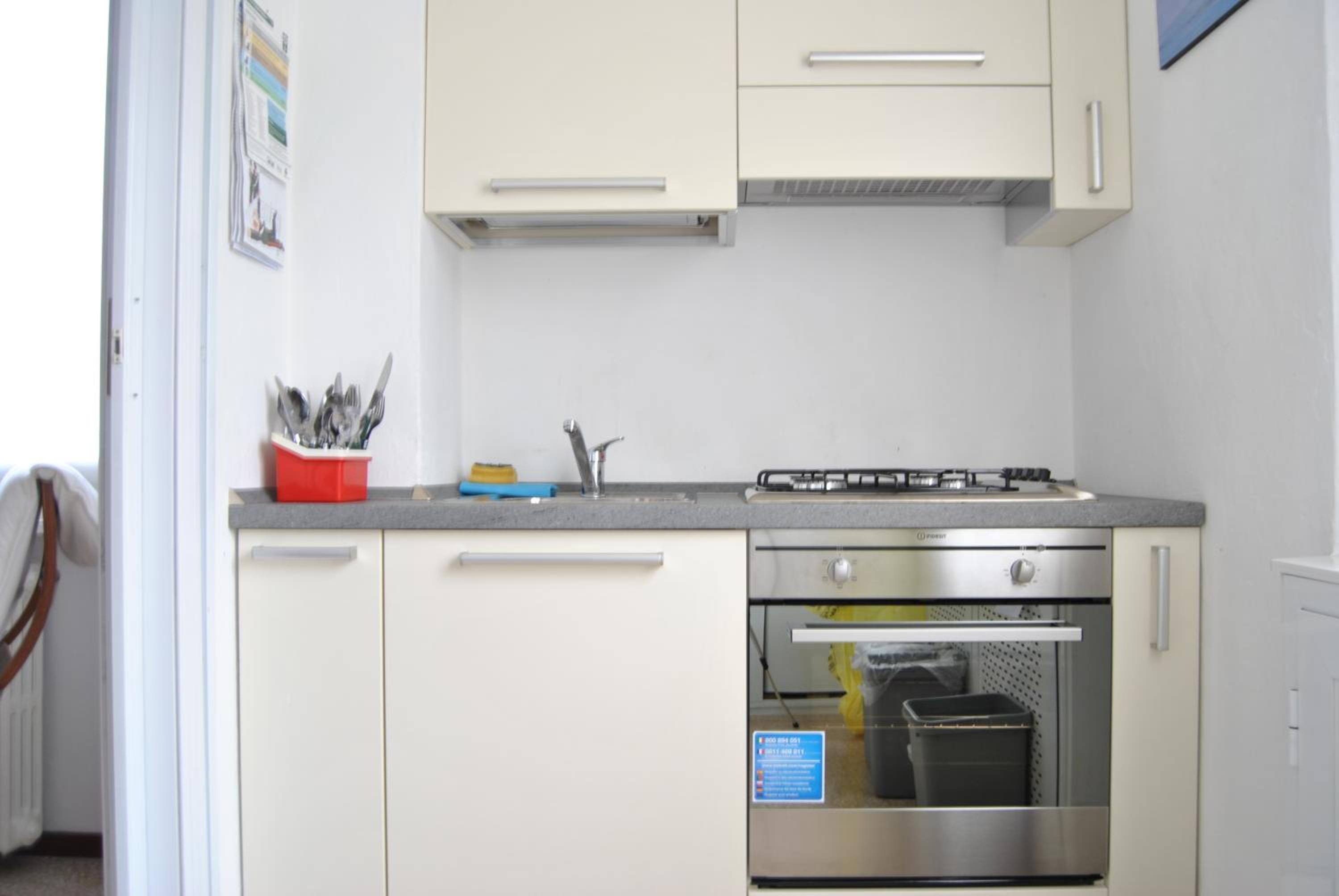 Lombardi Abbeveratoia en Parma — kitchen