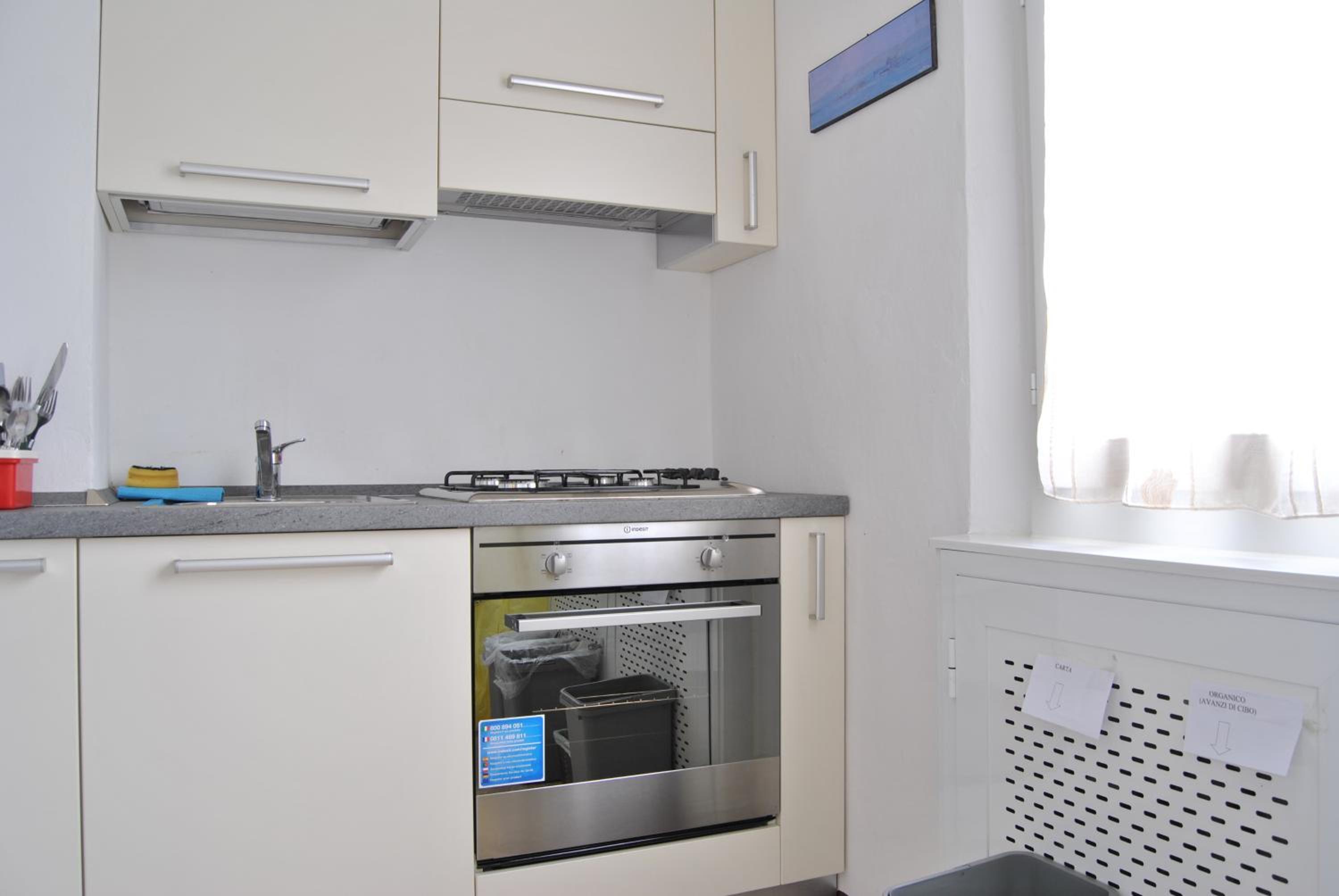 Lombardi Abbeveratoia en Parma — kitchen