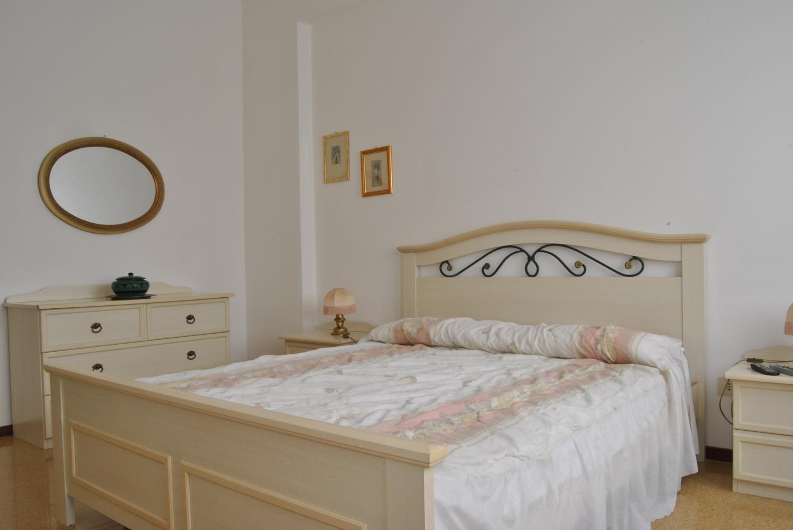 Lombardi Abbeveratoia en Parma — hotel room