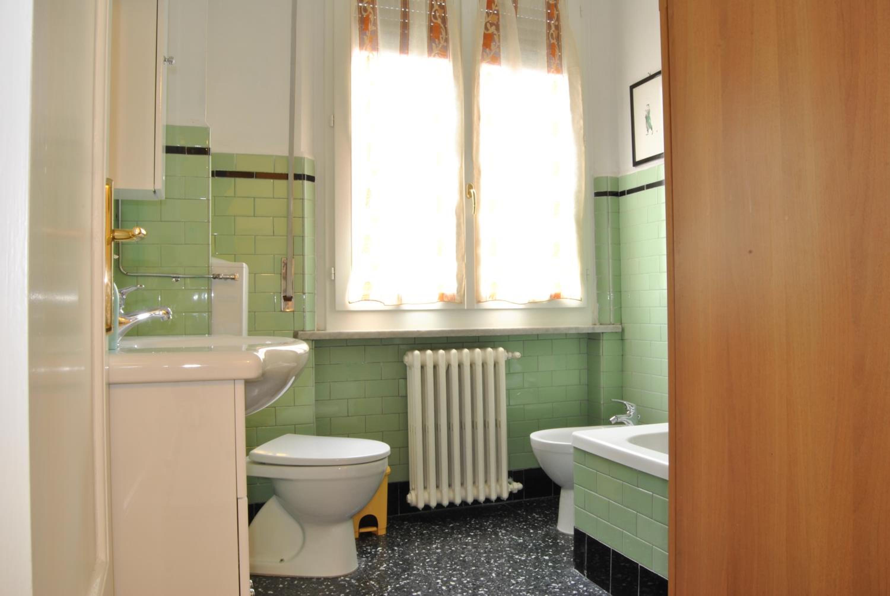 Lombardi Abbeveratoia en Parma — bathroom