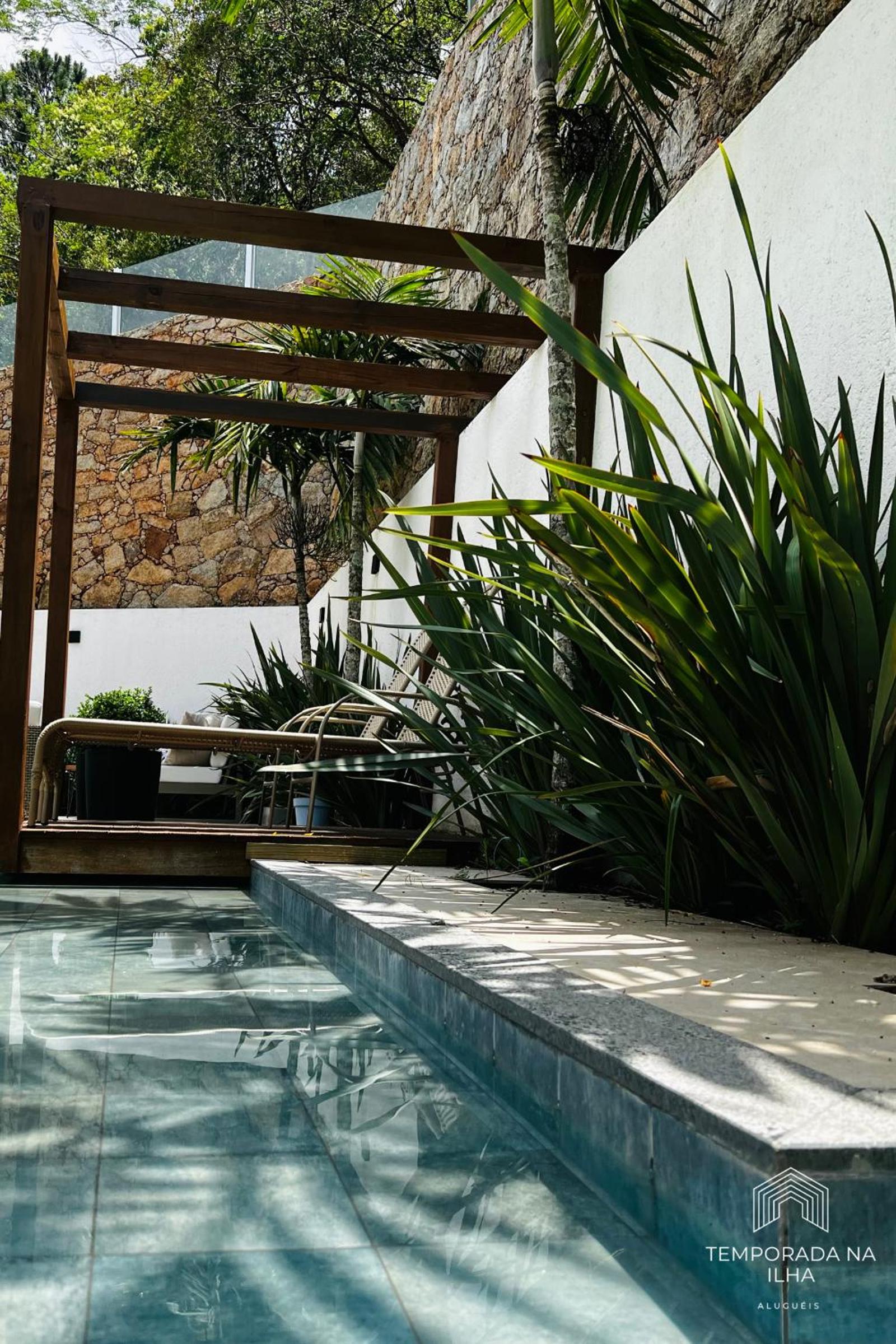 Casa moderna com piscina em Floripa - caminho das praias
