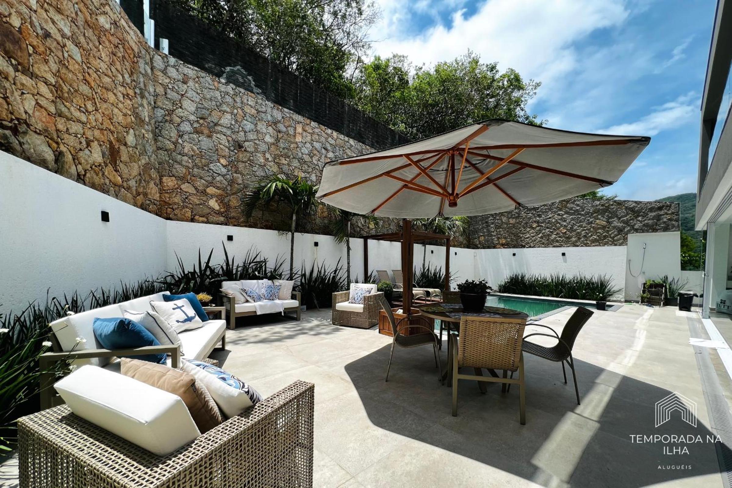 Casa moderna com piscina em Floripa - caminho das praias
