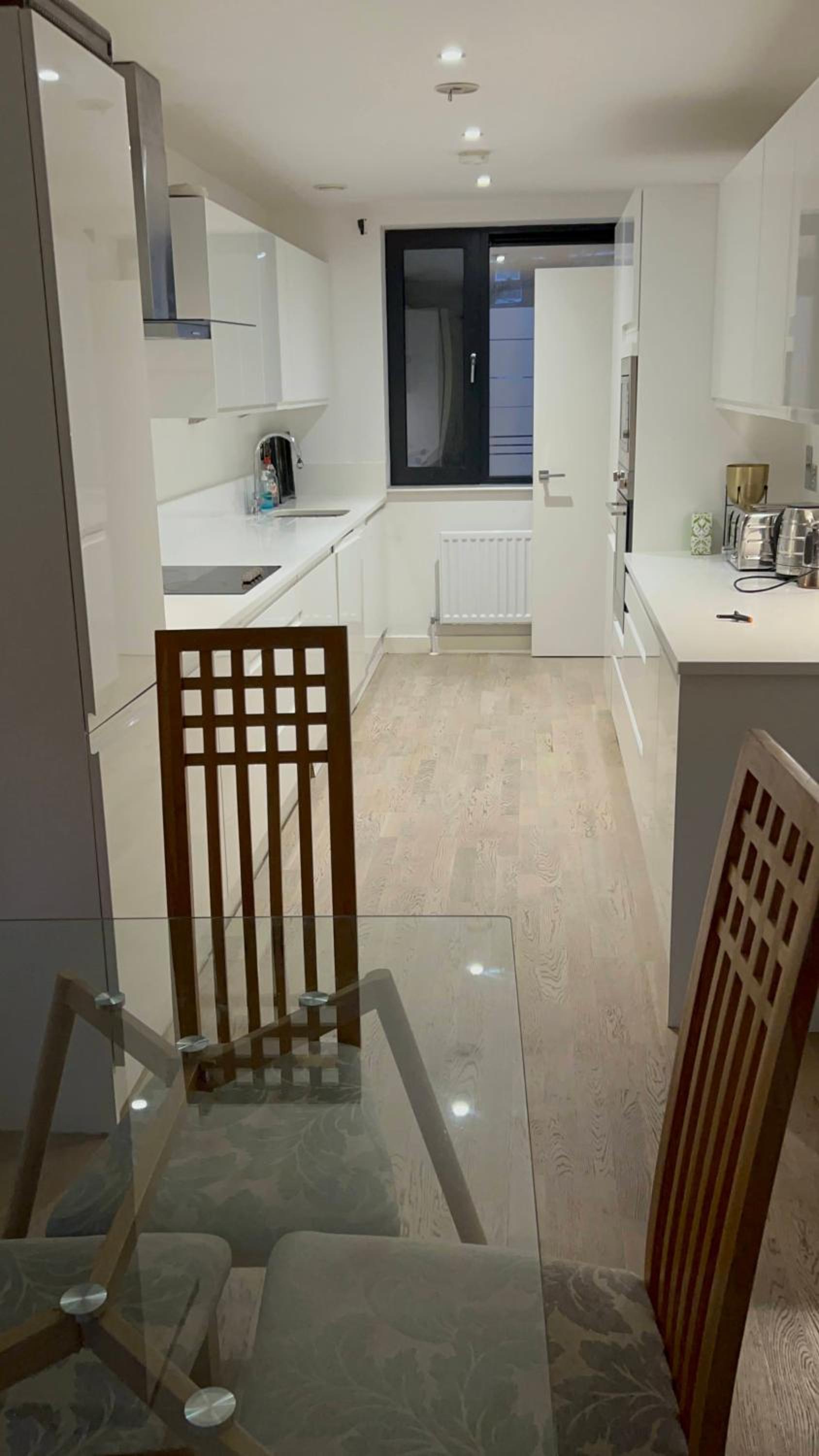 London Holiday Home Newly refurbished - Entire 4 Bedroom Private House with Kitchen, Living Room & private Garden - 1 Cape House London, Within 30 mins fro