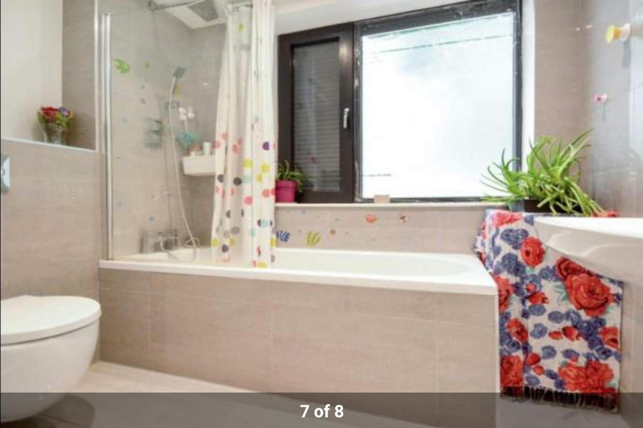 London Holiday Home Newly refurbished - Entire 4 Bedroom Private House with Kitchen, Living Room & private Garden - 1 Cape House London, Within 30 mins fro