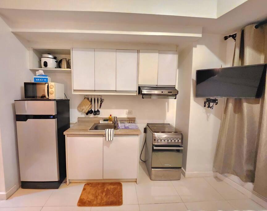 Modern Hotel-type Studio near Greenbelt Netflix 100mbps view 2