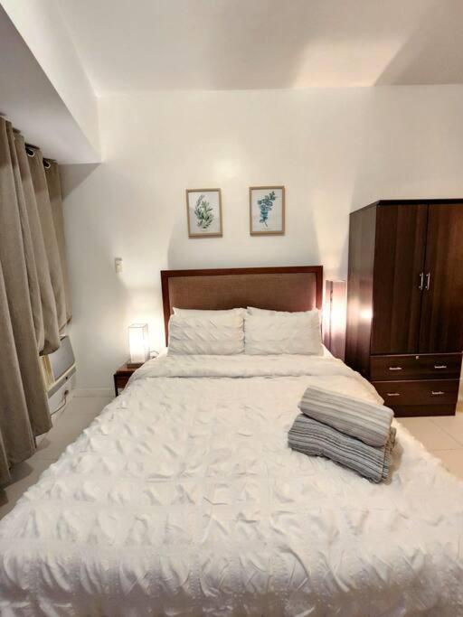 Modern Hotel-type Studio near Greenbelt Netflix 100mbps view 3