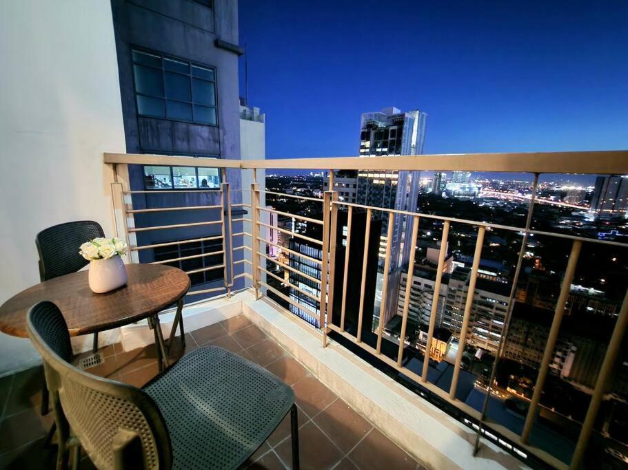 Modern Hotel-type Studio near Greenbelt Netflix 100mbps view 5