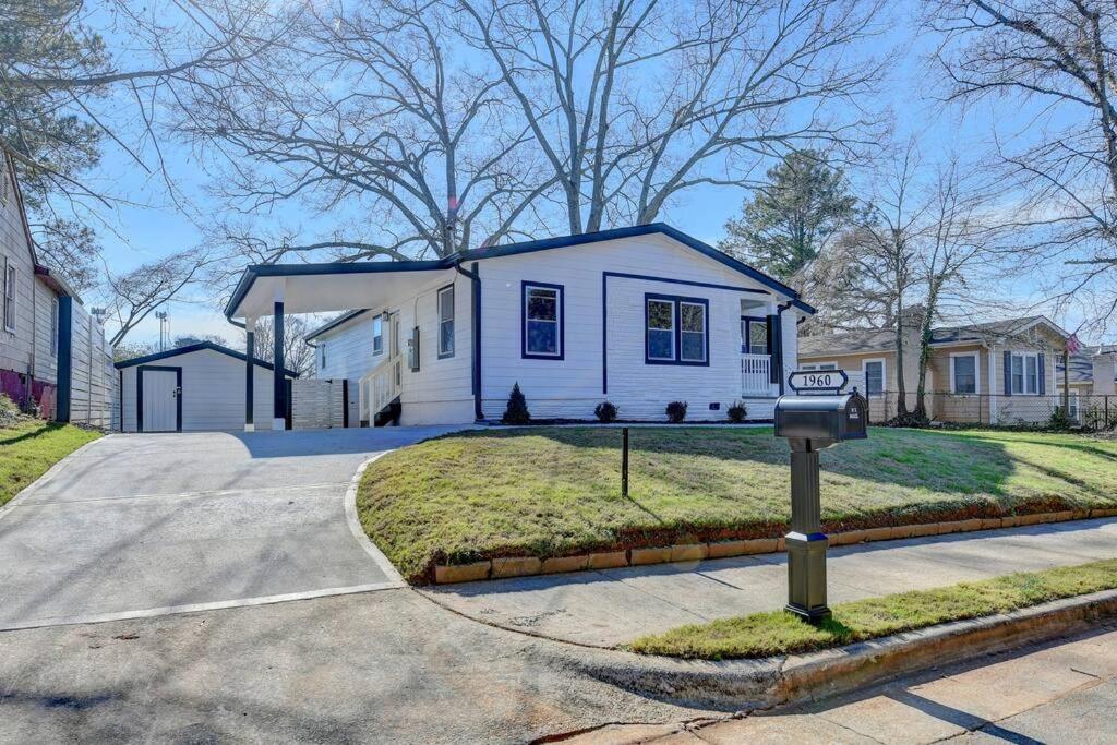Modern Home at Colonial College Park Atlanta view 2