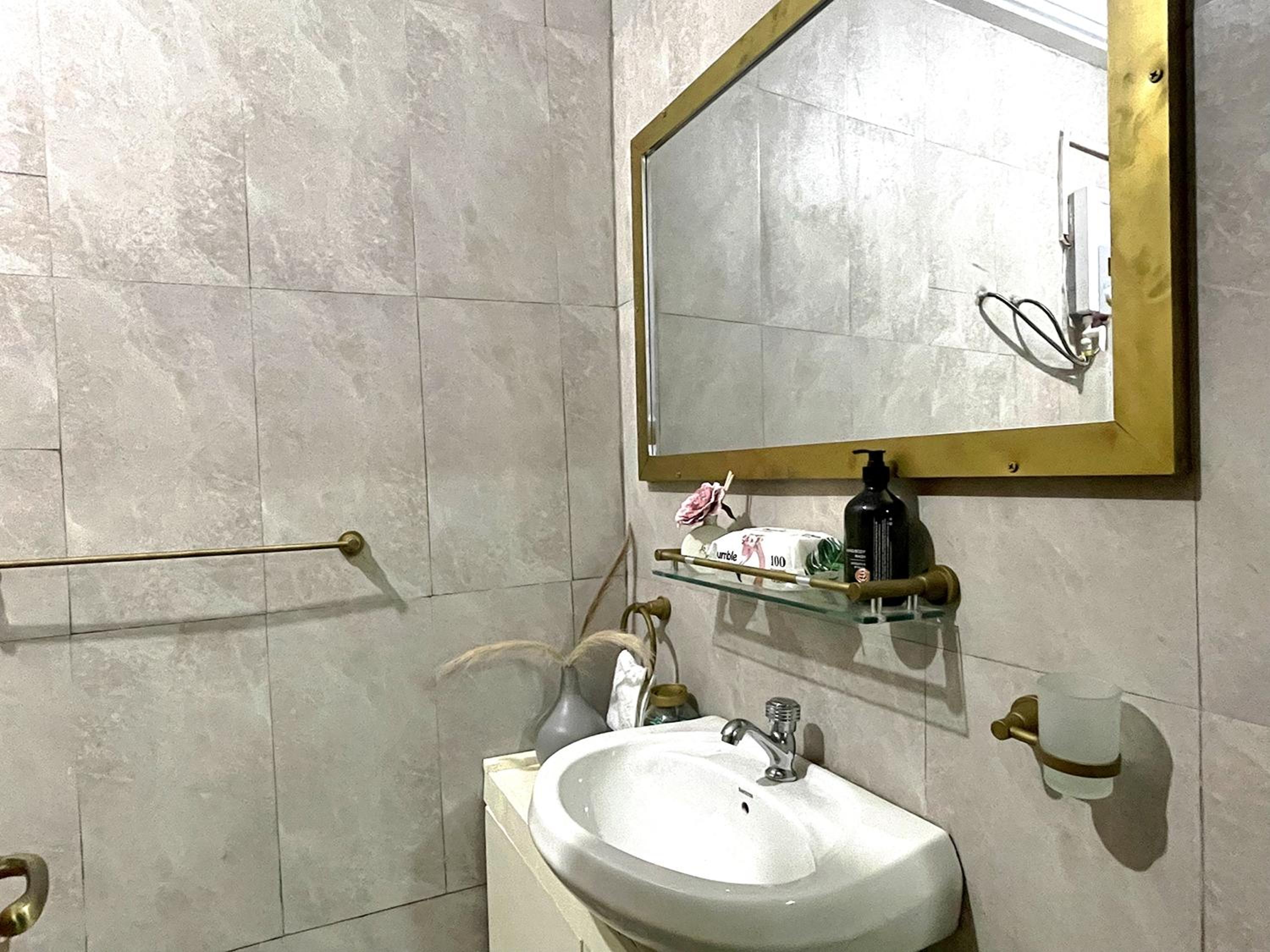 1 Bedroom Sleeps 2 -Free Parking -Children welcome