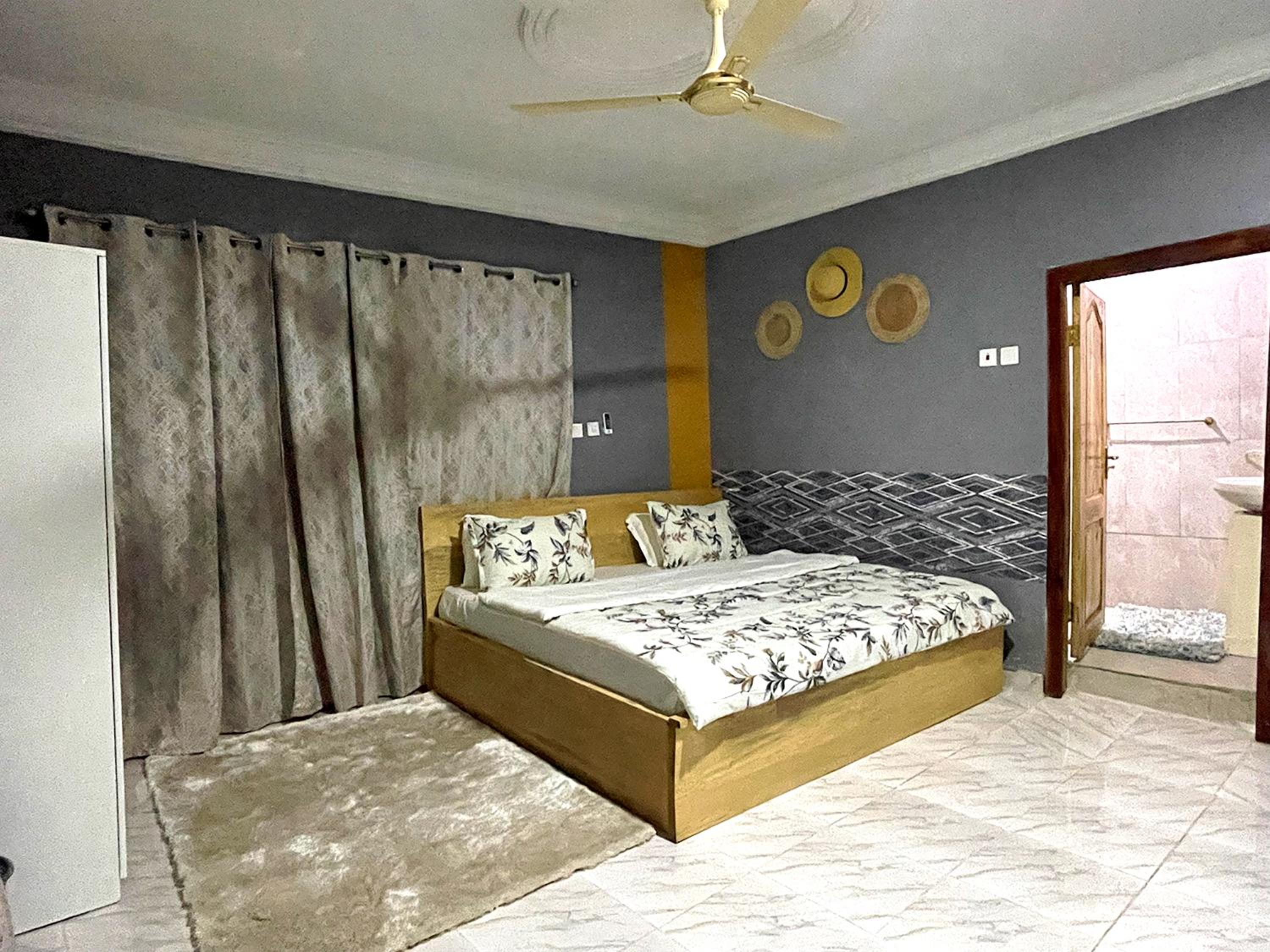 1 Bedroom Sleeps 2 -Free Parking -Children welcome
