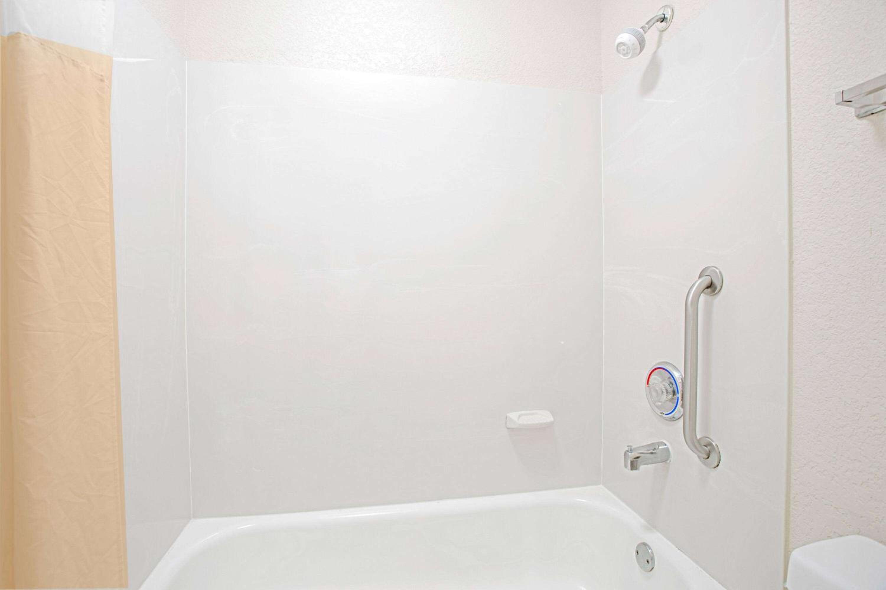 Days Inn by Wyndham Greenville - Image 4