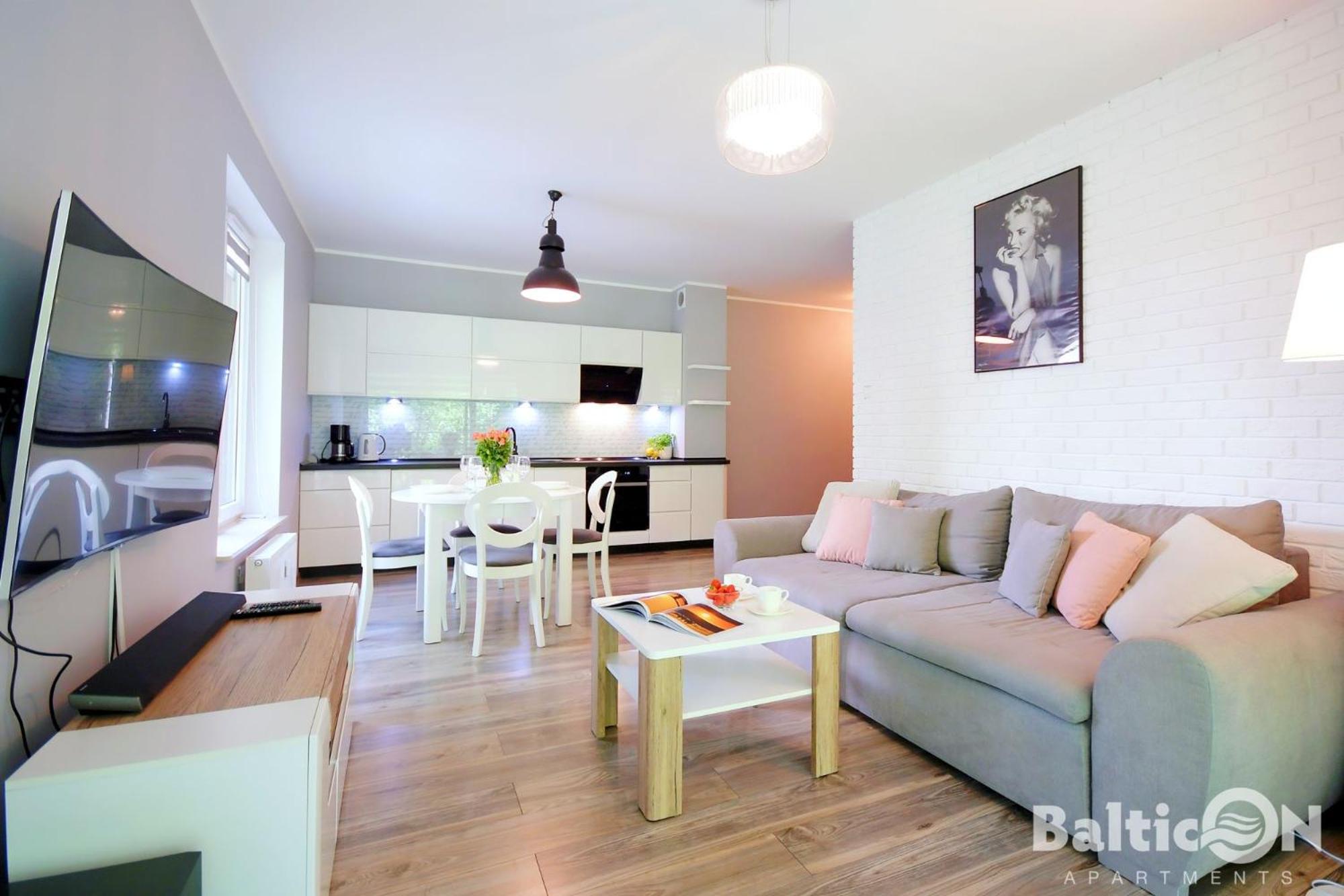 Apartamenty BalticON Polanki - Sauna, Fitness inclusive - Basen latem, Pool im Sommer