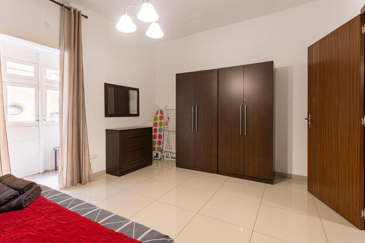 Superbly Located Cosy 2-Bedroom Apartment Valletta view 2