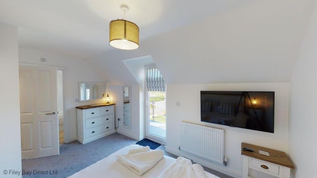 Sandy Shores, The Bay, 2 bedrooms with ensuites, balcony with sea view, parking with EV point, 2 dogs welcome view 2
