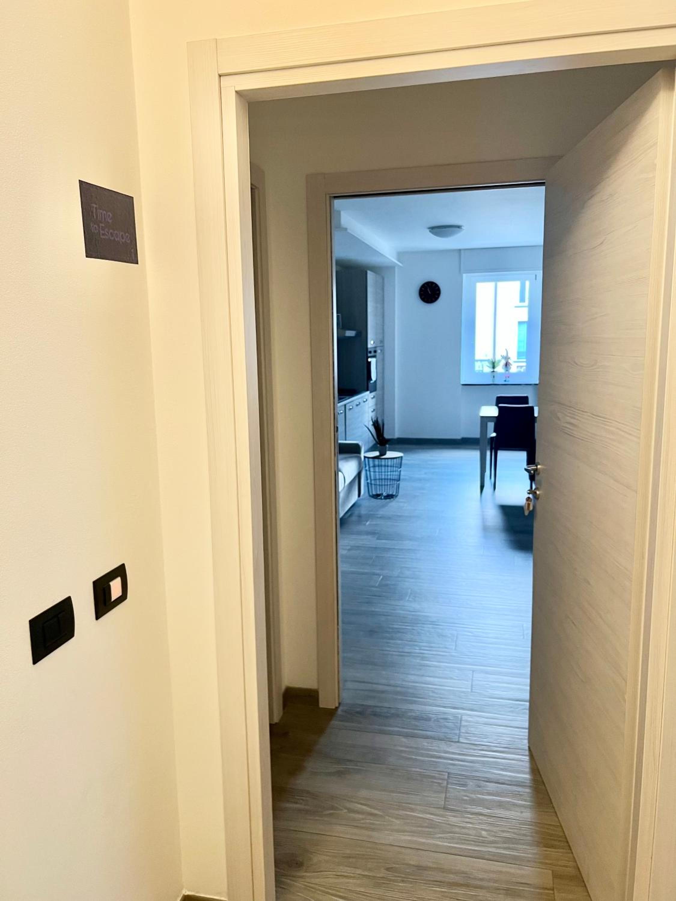TIME TO ESCAPE en Tirano — hotel room