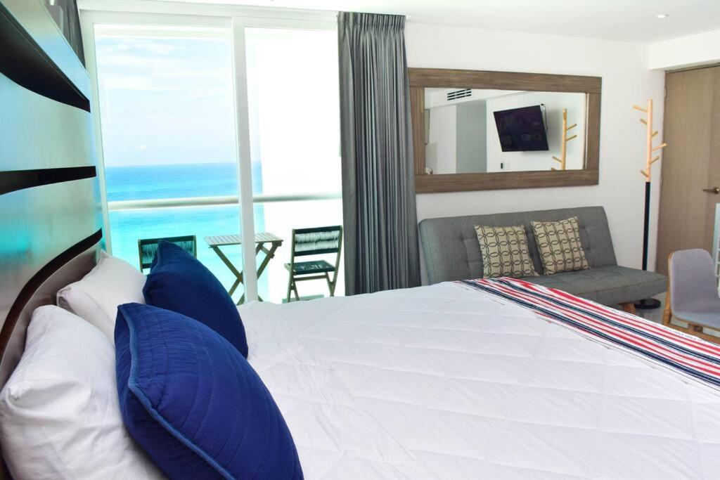 Hermoso estudio frente al mar, balcon, gym 3504