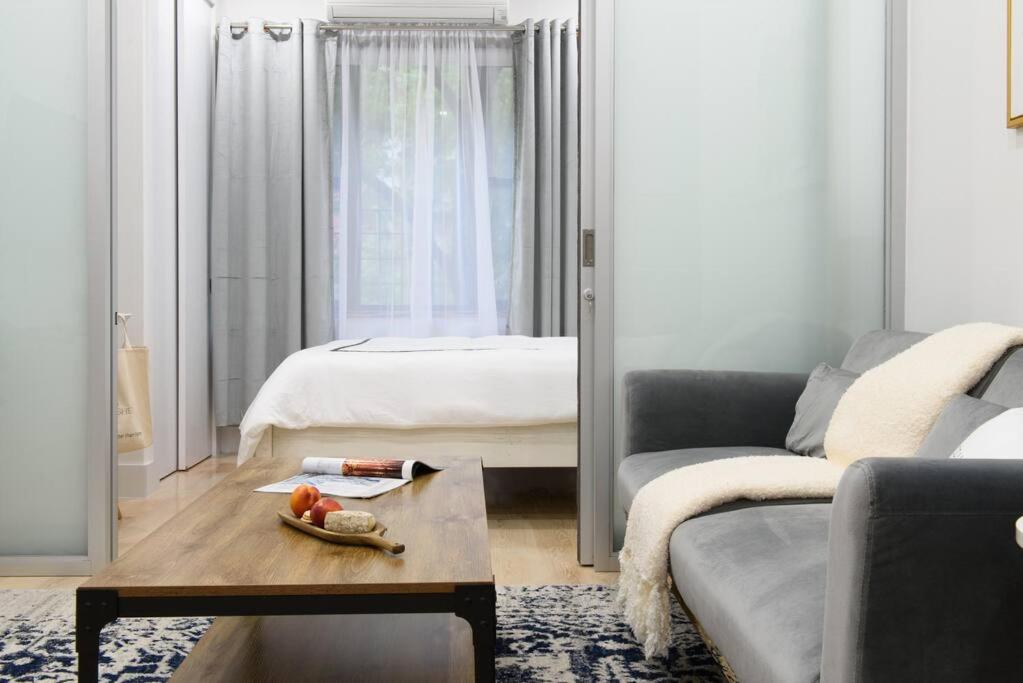 78-2D New furnished 1BR WD walk to Central Park