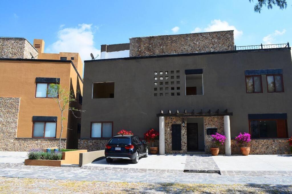 Beautiful home w/Pool @Capilla de Piedra view 3