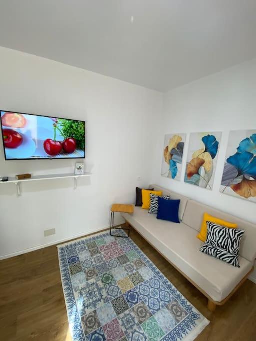 CASA ROI, Yellow apartment in the heart of Blloku