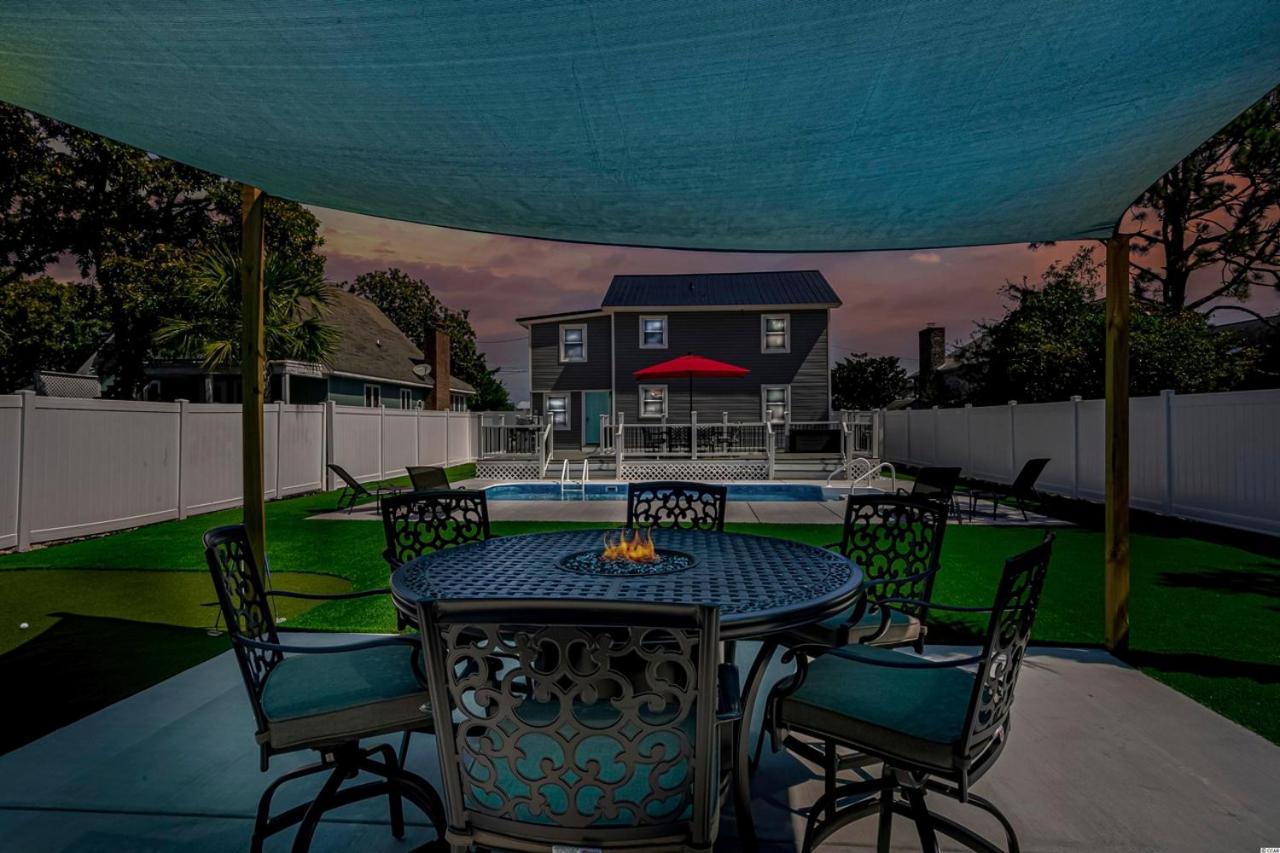 Immaculate Home With Putting Green and Private Pool! Pet Friendly 6 Bedroom- 4 Bath Duplex A&B view 3
