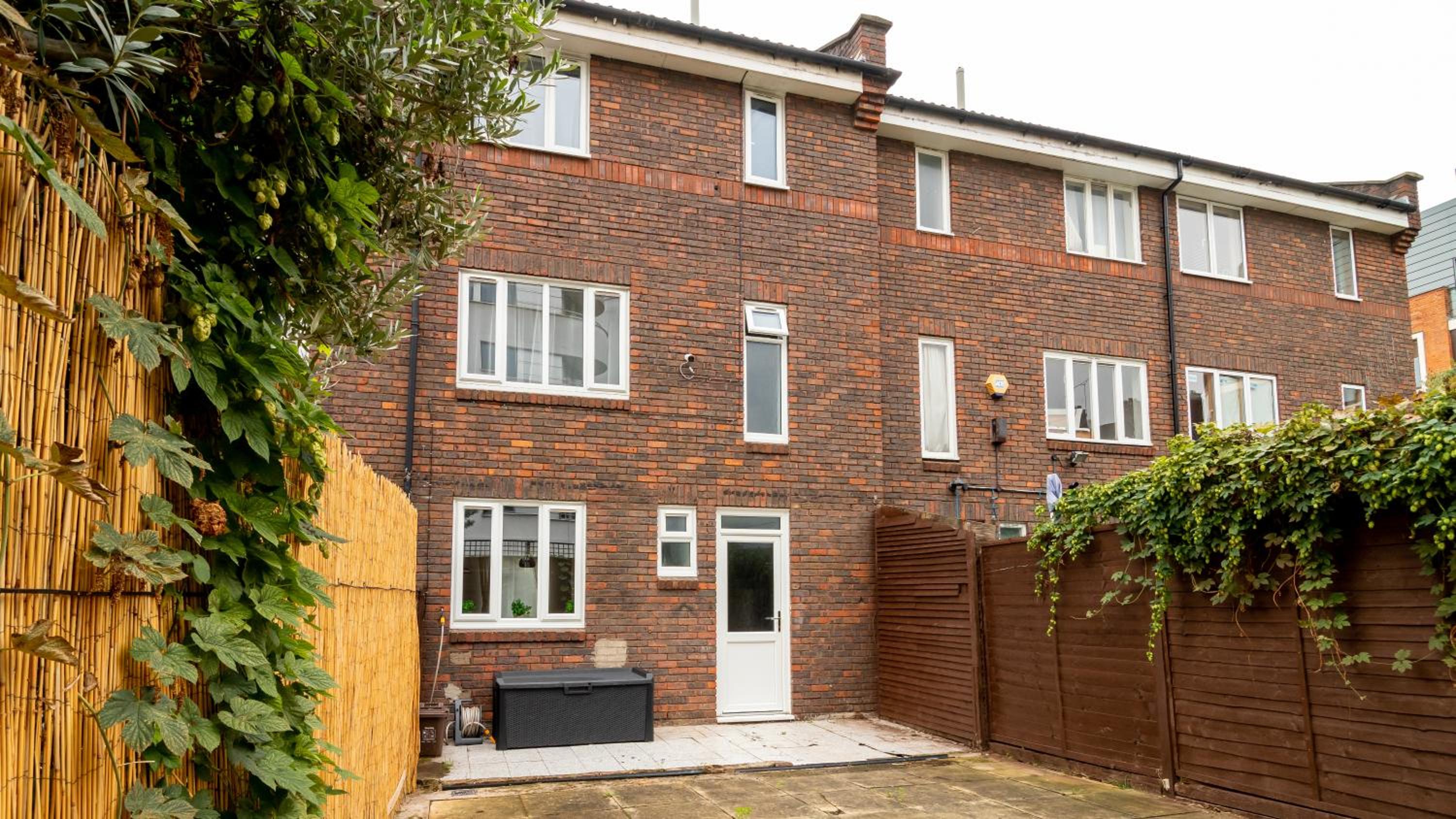 London Bridge 3 Bedroom House with reception room, office and private garden